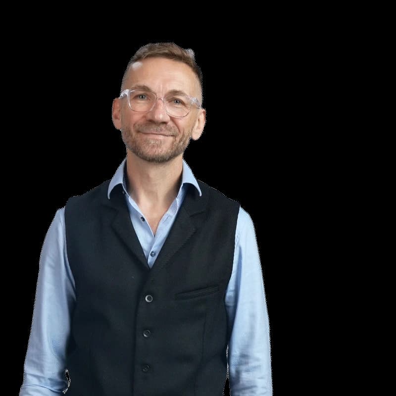Na zdjęciu znajduje się Przemek Kossakowski, autor, podróżnik i dziennikarz.