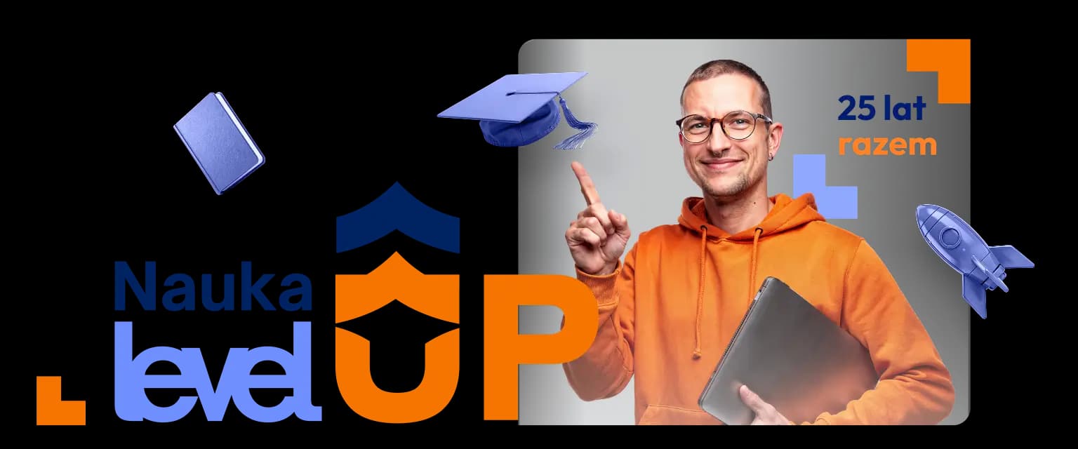 Mężczyzna w pomarańczowej bluzie z laptopem i uniesionym palcem na tle błękitnego baneru Nauka level UP z motywami edukacyjnymi, rakietą i napisem 25 lat razem