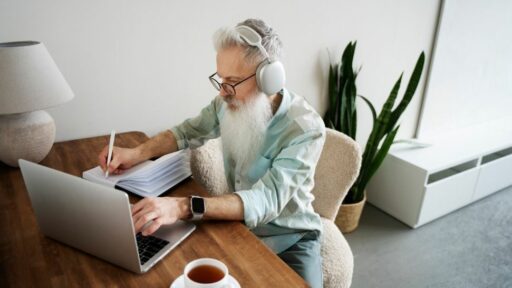 Studia po 50. roku życia – dlaczego warto podjąć naukę w dojrzałym wieku?