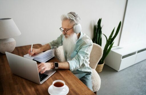 Studia po 50. roku życia – dlaczego warto podjąć naukę w dojrzałym wieku?