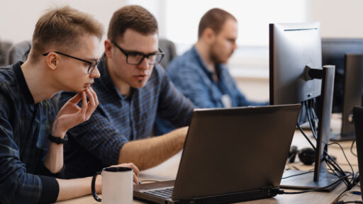 Najbardziej opłacalne kierunki studiów – IT, prawo, finanse i nie tylko