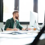 Ile zarabia informatyk po studiach?