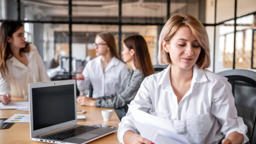 Zarobki po administracji