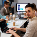 Czym zajmuje się informatyk i dlaczego ten zawód przyciąga tak wiele osób