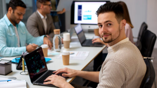 Czym zajmuje się informatyk i dlaczego ten zawód przyciąga tak wiele osób