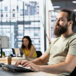 Czym właściwie jest vibe coding? To podejście do pracy z kodem, w którym liczy się płynność działania, pomysł i świadome wykorzystanie narzędzi AI wspierających tworzenie rozwiązań cyfrowych.