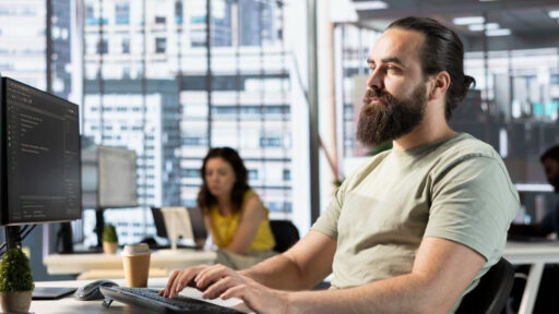 Czym właściwie jest vibe coding? To podejście do pracy z kodem, w którym liczy się płynność działania, pomysł i świadome wykorzystanie narzędzi AI wspierających tworzenie rozwiązań cyfrowych.