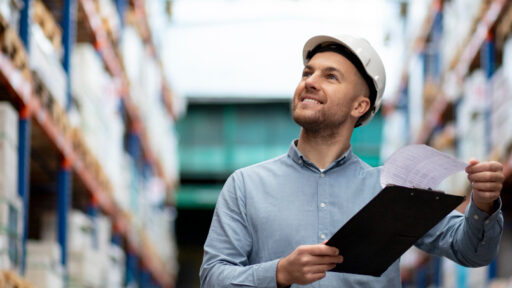 Kierunki logistyczne – które studia wybrać i jakie perspektywy zawodowe oferuje branża?