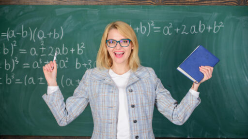 Ile zarabia nauczyciel matematyki w szkole podstawowej i liceum? Przegląd zarobków