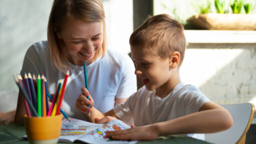 Ile zarabia pedagog specjalny w przedszkolu i szkole? Aktualne wynagrodzenia i dodatki