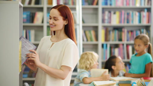 Ile zarabia nauczyciel wspomagający? Sprawdź, co wpływa na wysokość wynagrodzenia w 2026 roku