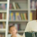 Nauczyciel mianowany – jak nim zostać, ile zarabia i czym różni się od dyplomowanego?