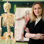 Ile zarabia nauczyciel biologii? Poznaj aktualne stawki i dodatki, na jakie możesz liczyć