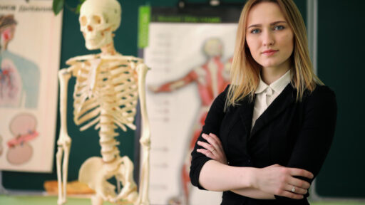 Ile zarabia nauczyciel biologii? Poznaj aktualne stawki i dodatki, na jakie możesz liczyć