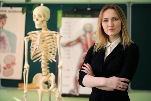 Ile zarabia nauczyciel biologii? Poznaj aktualne stawki i dodatki, na jakie możesz liczyć