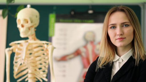 Ile zarabia nauczyciel biologii? Poznaj aktualne stawki i dodatki, na jakie możesz liczyć