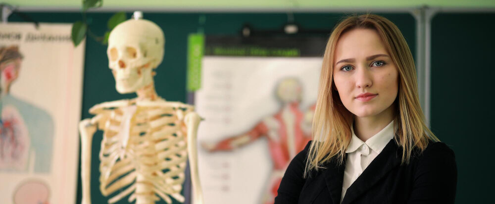 Ile zarabia nauczyciel biologii? Poznaj aktualne stawki i dodatki, na jakie możesz liczyć