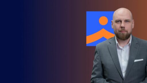 Konstytucjonalista, ekspert medialny i adiunkt WSKZ – kim jest dr Kamil Stępniak?