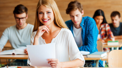 Czy studia podyplomowe dają status studenta? Sprawdź zasady dotyczące zniżek i ZUS